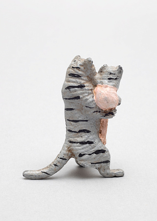 «Кошка, несущая котенка в розовом одеяле». Венская бронза. Австрия, Вена. Середина XX века (?).