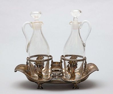 Круэт (набор для жидких специй) с рокайльными узорами. Франция, Париж, 1770-90-е годы.