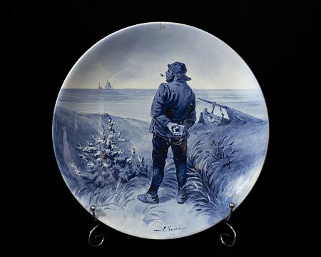 Тарелка "Рыбак с трубкой". Голландия, Делфт, фирма "Joost Thooft & Labouchere", художник E. Verveer, конец XIX века.