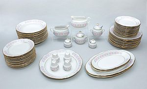 Столовый сервиз с розово-голубыми узорами. СССР, Рижский фарфоровый завод, 1970-80 годы.