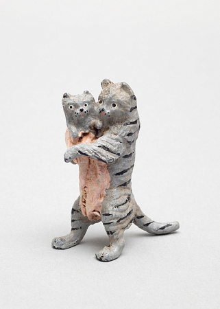 «Кошка, несущая котенка в розовом одеяле». Венская бронза. Австрия, Вена. Середина XX века (?).