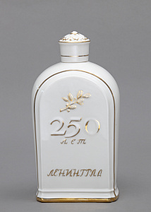 Юбилейный штоф с парными стопками. «Ленинград. 250 лет»СССР, Ленинградский фарфоровый завод (ЛФЗ). 1950-е гг.
