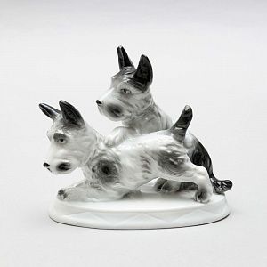 Статуэтка "Играющие скотти". Германия, фабрика Карла Шайдига в Графентале (Carl Scheidig Porzellanfabrik in Grafenthal), 1906-35 годы.