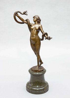 Скульптура "Девушка со змеей". Германия, Берлин, автор модели - Paul Ludwig Kowalczewski, конец XIX - начало XX века.