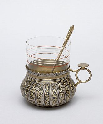 Подстаканник формы "крынка" с ложкой в русском стиле. Россия, Москва, пробирный мастер А. Свечин, 1862-1880 годы.