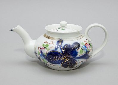 Чайник "Виноградная гроздь". Россия, фабрика М.С. Кузнецова, 1889 - 1900 годы.