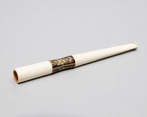 Дамский мундштук из слоновой кости с золотой инкрустацией. Франция, середина XIX века.