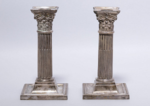 Парные подсвечнике в форме колонн в коринфском стиле.
Англия. Шеффилд. Фирма «James Dixon & Sons». 1913.