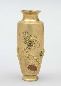 Ваза "Птица на цветке пиона" . Япония, период Мейдзи, 1900-е годы.