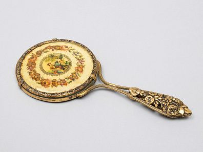 Зеркало с вышитым на шелке венком из роз. Западная Европа, вторая треть XIX века.
