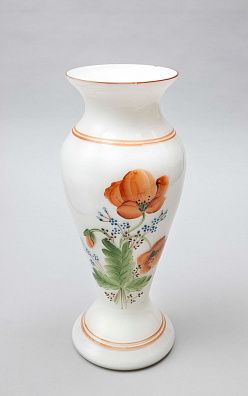 Ваза молочного стекла "Маки". СССР, Дятьковский хрустальный завод, 1930-1950 годы.