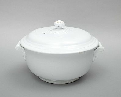 Супница с крышкой. Россия, Тверь, фабрика М.С. Кузнецова, 1889–1917 годы.