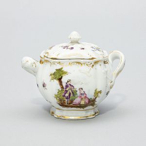 (В стиле Meissen) Сахарница с изображением галантных сцен. Западная Европа, конец XIX века.