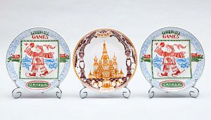Три тарелки "Москва -100 лет ГУМу" и "Игры доброй воли в Санкт-Петербурге". Россия, Ленинградский фарфоровый завод, 1990-е годы.