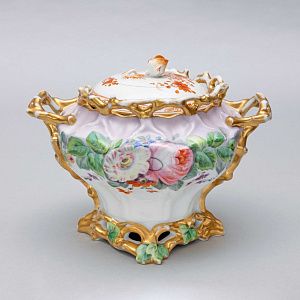 (Завод Корниловых) Сахарница из Кораллового сервиза. Россия, Санкт-Петербург, завод братьев Корниловых, 1861-1884-е годы.