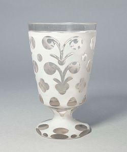 Бокал с молочным накладом в виде вишен. Россия, 1830-40 годы.