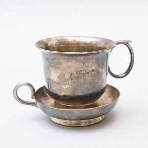Кофейная пара из кафе "Криммлинг" (отельная посуда). Германия, Берлин, фирма Jean Held GmbH Silberwarenfabrik, 1920-30-е годы.