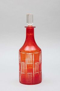 Графин алого стекла с фигурной огранкой. СССР, завод "Неман", 1960-70 годы.