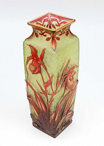 [Баккара] Ваза с изображением ирисов. Франция, фирма Baccarat, начало ХХ века.