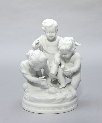 Скульптура "Играющие дети". Германия, мануфактура Unterweissbach (Унтервайссбах), 1966-90 годы.