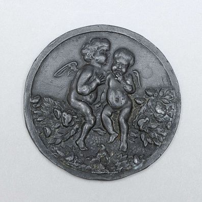 Плакетка "Путти в розовом саду". Западная Европа, первая половина XIX века.