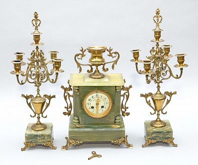 Часы каминные с канделябрами "Ulysse brilloit". Франция, конец XIX - начало XX века.