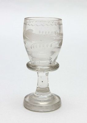 Рюмка с узором в виде ветки ландышей. Россия, 1790-1800 годы.