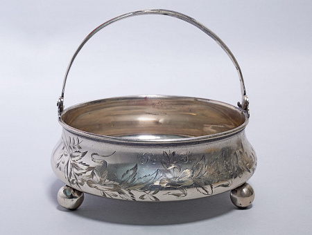 Сахарница с цветочным декором и гравировкой «R.S.». Россия. 1889-1897.