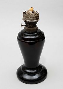 Лампа керосиновая аметистового стекла. Россия, 1890-е годы.
