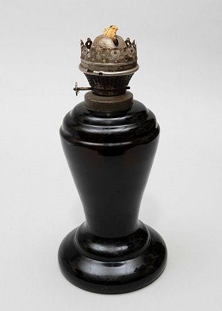 Лампа керосиновая аметистового стекла. Россия, 1890-е годы.