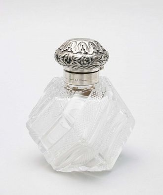 Флакон с серебряной крышкой "Венки из роз и дубовых листьев". Англия, Бирмингем, фирма Henry Greaves, 1885 г.