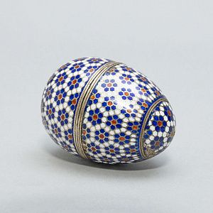 Яйцо с эмалью и цветочным узором. Россия, Москва, 1880-90-е годы.