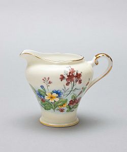 Сливочник с ботаническим мотивом. Англия, фирма Aynsley England bone China, 1934-50 годы.