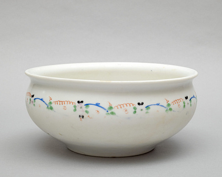 Миска с растительным декором. Россия, Ф-ка М.С. Кузнецова. 1864–1889.