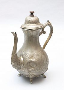 Кофейник с рокайльными и цветочными узорами. Англия, Бирмингем, фирма Steinhart & Co, первая треть ХХ века.