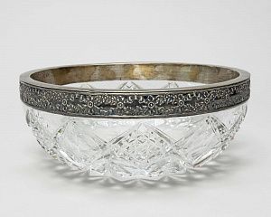 Фруктовница с фризом в виде лент и гирлянд. Россия, Москва, Пятнадцатая Московская артель, мастер "S.A.", 1908-1917 годы.