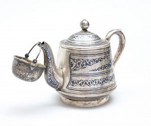 Чайник с черненым растительным узором, вместе с ситечком и щипчиками. СССР, Кубачинский художественный комбинат, 1970 г.