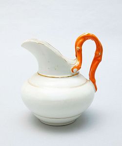 Молочник с "коралловой" ручкой. Россия, завод братьев Корниловых, 1861-1884 годы.