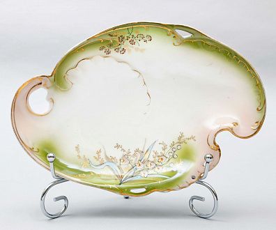 Блюдо для закусок с рокайльными узорами и колокольчиками. Россия, фабрика М.С. Кузнецова, конец XIX - начало ХХ века.